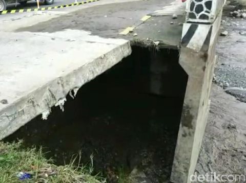 Kondisi jembatan Kali Keruh di Bumiayu yang rusak setelah diterjang banjir bandang.