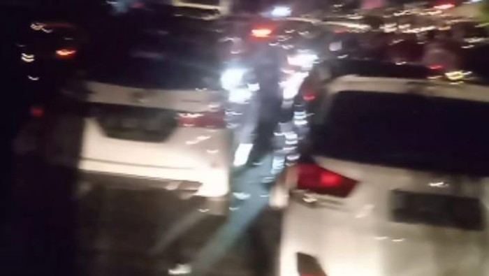 Kondisi kemacetan di Puncak Bogor malam ini