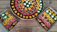 Kue tampah biasanya dihadirkan untuk acara spesial seperti syukuran, hantaran pernikahan atau suguhan saat menggelar pesta. Isiannya beragam seperti risol, kue talam, kue mangkok hingga kue bugis. Foto : Instagram @riorochmawati