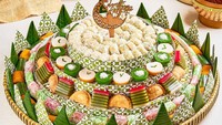 Mau kue tampah versi mewah? Yang satu ini bisa jadi pilihan. Ada kue talam, kue lapis, pastel hingga lupis yang menjadi bagian dari kue tampah ini. Foto Instagram @ikikoue