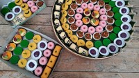 Sesuai dengan namanya, kue tampah disajikan menggunakan alas tampah bambu. Mirip dengan nasi tumpeng, aneka kue tradisional ini ditata dengan cantik bersama daun pisang hias. Foto : Instagram @riarochmawati
