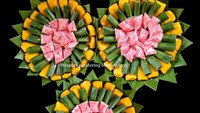 Kue tampah mungil ini berisi risol, sosis solo dan kue cantik manis. Terlihat simpel namun elegan dan menggoda. Siapapun bisa membuatnya sendiri. Foto Instagram @dapurayucatering