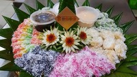 Awug, klepon, cenil hingga lupis menjadi jajanan pasar yang ditata di atas tampah. Pelengkap kue seperti kelapa parut dan gula merah bisa disajikan dalam wadah terpisah. Foto Instagram @kusumacookies
