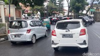 Kepadatan arus lalu lintas ini terjadi diakibatkan ada kendaraan yang keluar masuk dari sejumlah persimpangan jalan sehingga membuat pelambatan arus lalu lintas.