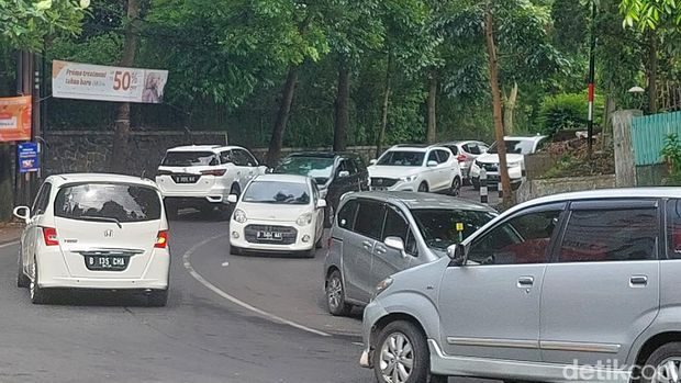 Kawasan wisata Lembang diserbu wisatawan pada libur panjang akhir pekan ini. Kondisi itu menyebabkan kepadatan arus lalu lintas di Jalan Raya Lembang-Setiabudi, Minggu, 27/2/2022.