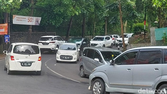 Kawasan wisata Lembang diserbu wisatawan pada libur panjang akhir pekan ini. Kondisi itu menyebabkan kepadatan arus lalu lintas di Jalan Raya Lembang-Setiabudi, Minggu, 27/2/2022.