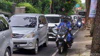 Selain itu, kendaraan yang turun dari arah Lembang menuju Kota Bandung secara bersamaan dari objek wisata di kawasan Lembang juga menjadi salah satu penyebab kepadatan di jalan ini, sehingga terjadi peningkatan volume kendaraan.