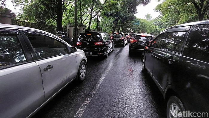 Kawasan wisata Lembang diserbu wisatawan pada libur panjang akhir pekan ini. Kondisi itu menyebabkan kepadatan arus lalu lintas di Jalan Raya Lembang-Setiabudi, Minggu, 27/2/2022.