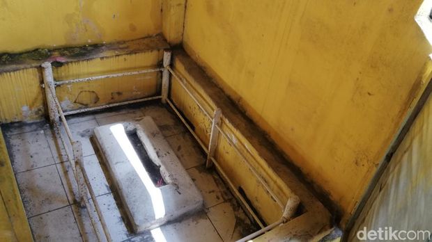 Makam keturunan Mangkunegara IV di dalam rumah warga, Solo, Sabtu (26/2/2022).