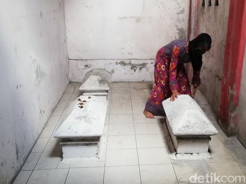 Makam keturunan Mangkunegara IV di dalam rumah warga, Solo, Sabtu (26/2/2022).