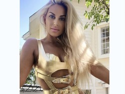 7 Foto Wanita yang Terobsesi Pamela Anderson, Rela Oplas Dada Rp 200 Juta