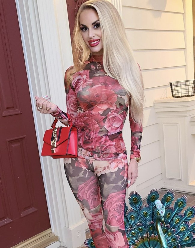 Maria tertarik menjalani operasi pembesaran payudara setelah dia menonton serial dokumenter Pam & Tommy. “Ini saatnya untuk mewujudkan fantasiku, aku butuh payudara. Sejak muda aku selalu merasa bahwa Pamela adalah wanita tercantik. Aku banyak mendapatkan pengaruh dari dia dan Baywatch. Foto: dok. Instagram