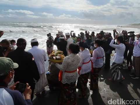 Melasti di Pantai Parangkusumo, Parangtritis, Minggu (27/2/2022).