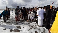 Halim mengatakan, tema upacara Melasti hari ini aktualisasi nilai tat twam asi dalam moderasi beragama menuju Indonesia tangguh. Ada spirit untuk membersihkan kotoran, baik pada buwana alit yaitu manusia dan buwana agung yaitu bumi yang kita tinggali ini, agar selaras.