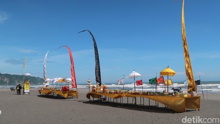 Melihat Upacara Melasti di Bantul yang Digelar Terbatas Gegara PPKM level 3, jumlah peserta upacara Melasti di Pantai Parangkusumo, Kalurahan Parangtritis, Bantul, DIY, Minggu (27/2/2022) dibatasi hanya sekitar 200 orang. Pelaksanaan upacara itu juga menerapkan protokol kesehatan secara ketat.