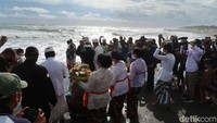 Di tempat yang sama, Bupati Bantul Abdul Halim Muslih mengatakan, tema upacara Melasti tahun ini selaras dengan kondisi yang tidak menentu.