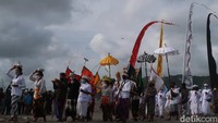 Sanjaya menambahkan, bahwa pelaksanaan Melasti tahun ini tak seramai dulu sebelum pandemi.