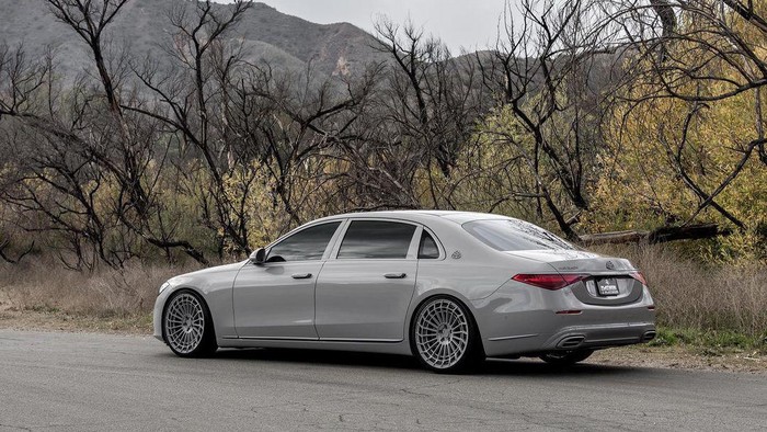 Mercedes-Maybach S 580 Kim Kardashian Mercedes-Maybach S 580 Kim Kardashian yang dicat ulang di Platinum Motorsport