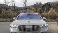Pengerjaan cat ini dilakukan oleh Platinum Motorsport yang berlokasi di Los Angeles, Amerika Serikat. Cat yang mereka gunakan spesial dan warnanya dibuat hanya untuk Kim Kardashian, yaitu Ghost Gray. Dikabarkan butuh waktu satu bulan untuk melakukan pengecatan terhadap satu mobil Kim Kardashian.