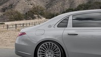 Mercedes-Maybach S 580 ini adalah mobil kesukaan Kim Kardashian. Menurutnya jika harus memilih satu dari mobil-mobil yang ia koleksi, maka sedan asal Jerman ini yang ia pilih. Foto: Instagram @platinum_group