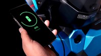 Modenas sudah membekali Karisma 125S dengan lubang pengecasan USB di area kompartemen dashboard, lampu hazard, hingga bagasi seluas 14 liter untuk menunjang akomodasi. Foto: dok. Modenas