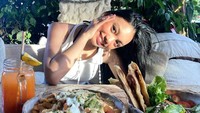 Pelantun lagu Jalan Tengah ini sangat sering membagikan momennya saat berliburnya ke suatu tempat. Seperti momen liburan ke Canggu, Bali. Foto: Instagram @naura.ayu