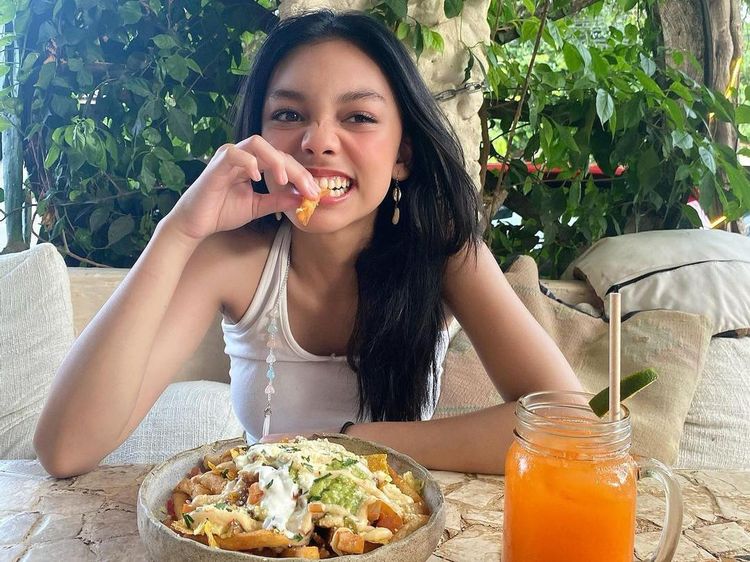 Naura Ayu My Nerd Girl Hobi Ngemil Cokelat dan Stroopwafel