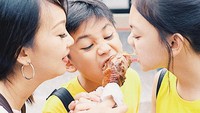 Saat liburan bersama keluarga di luar negeri, Naura menikmati sepotong kalkun goreng yang terkenal. Foto: Instagram @naura.ayu
