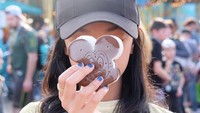 Saat mengunjungi Krustyland, Naura tak hanya bermain tapi juga mencoba aneka makanan. Ada donat berukuran jumbo dengan saus stroberi. Foto: Instagram @naura.ayu