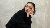 Naura Ayu, penyanyi cantik dan muda ini terpilih menjadi pemeran utama series My Nerd Girl. Dalam series tersebut, ia beradu peran dengan sang kekasih Devano Danendra. Foto: Instagram @naura.ayu