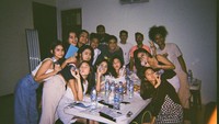 Kebersamaan Naura dengan pemeran lainnya tampak kompak. Mereka sedang menikmati makan malam bersama. Foto: Instagram @naura.ayu