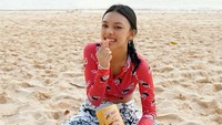 Naura memiliki usaha camilan kering. Namanya Nau Snack Twista. Camilan ini cocok sekali disantap saat sesang santai. Foto: Instagram @naura.ayu