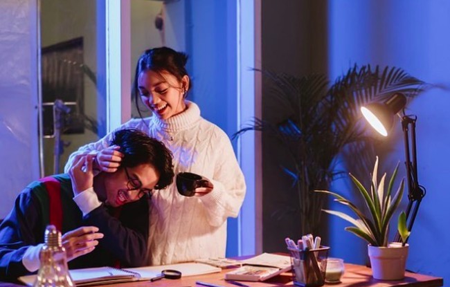 Putri dari Nola ‘B3’ itu juga pernah menjadi model video klip Devano. Inilah salah satu adegan mesra Naura dan Devano di video klip untuk lagu berjudul Rembulan. Foto: dok. Instagram/@naura.ayu