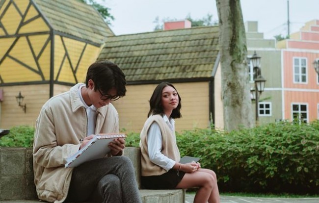 Naura dan Devano memiliki perbedaan usia tiga tahun. Naura berusia 16 tahun, sementara Devano 19 tahun. Keduanya pun merupakan putra dan putri dari artis Tanah Air. Keduanya tidak semata-mata mengumbar kemesraan, namun juga bisa berkarya bersama. Foto: dok. Instagram/@naura.ayu