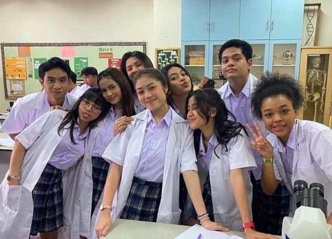 Inilah proses syuting My Nerd Girl bersama para pemain lainnya. My Nerd Girl tayang perdana pada 26 Februari di salah satu platform streaming online. Foto: dok. Instagram/@naura.ayu