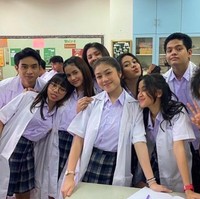 Inilah proses syuting My Nerd Girl bersama para pemain lainnya. My Nerd Girl tayang perdana pada 26 Februari di salah satu platform streaming online. Foto: dok. Instagram/@naura.ayu