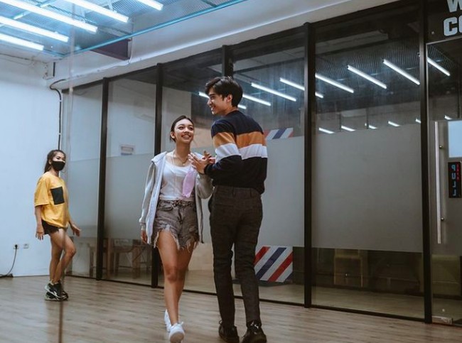 Bukan kali ini saja keduanya bekerja bersama. Sebelumnya, mantan penyanyi cilik dan kekasihnya itu pernah membintangi film berjudul Doremi & You. Foto: dok. Instagram/@naura.ayu