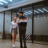 Bukan kali ini saja keduanya bekerja bersama. Sebelumnya, mantan penyanyi cilik dan kekasihnya itu pernah membintangi film berjudul Doremi & You. Foto: dok. Instagram/@naura.ayu