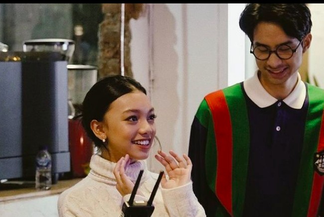 Dalam konferensi pers baru-baru ini, Devano pun bercanda soal kegiatan syutingnya bersama Naura di serial My Nerd Girl. “Ya gimana ya, pacaran sambil digaji,” ucap putra dari Iis Dahlia itu.  Foto: dok. Instagram/@naura.ayu