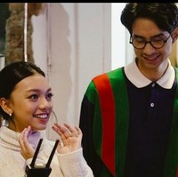 Dalam konferensi pers baru-baru ini, Devano pun bercanda soal kegiatan syutingnya bersama Naura di serial My Nerd Girl. “Ya gimana ya, pacaran sambil digaji,” ucap putra dari Iis Dahlia itu.  Foto: dok. Instagram/@naura.ayu