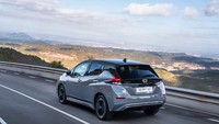 Untuk pilihan warna baru, Nissan Eropa menawarkan Leaf 2022 dalam enam pilihan warna tunggal dan lima pilihan warna two-tone. Warna jagoan baru yang mereka bawa di Leaf 2022 ini adalah Universal Blue dan Magnetic Blue. Foto: Nissan Official Europe Newsroom