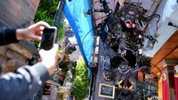 Warga memotret Ogoh-ogoh berjudul Gerubug karya kelompok pemuda ST. Tunas Muda di Sidakarya, Denpasar, Bali.
