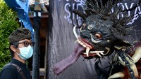Ogoh-ogoh yang akan diarak pada malam pengrupukan atau sehari sebelum Hari Raya Nyepi yang terbuat dari bahan-bahan ramah lingkungan serta masker menggambarkan kondisi kehidupan sosial, budaya dan ekonomi masyarakat selama masa pandemi COVID-19.