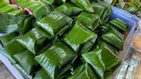 “Kalau saya di sini sehari bisa bawa sekitar 20-30 jenis kue. Lebih banyak jualnya itu kue basah dan kue manis ya. Ini kebanyakan kue manisnya saya buat sendiri, jadi lebih hemat dan masih bisa dapat untung, meski saya jual di harga Rp 1.500 an, lanjut Bu Hera. Foto: detikFood