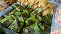 Meski saingannya tidak banyak, tapi menjual kue di Pasar Kue Subuh Saraswati memiliki tantangannya sendiri. Karena tak semua orang yang datang ke Pasar Saraswati untuk membeli kue, kebanyakan memilih untuk belanja sayuran sampai daging. Foto: detikFood