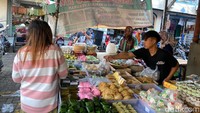 Tak sulit menemukan Pasar Kue Subuh di Saraswati, karena letaknya berada di depan pintu masuk, lengkap dengan tulisan Pasar Kue Subuh. Sayangnya hanya ada tiga penjual di hari kerja, dan lima penjual kue di hari libur dan akhir pekan. Foto: detikFood