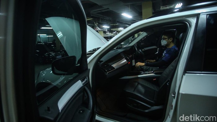 Pasar mobil bekas Tanah Air diprediksi mengalami peningkatan di tahun ini. Meskipun saat ini pandemi Covid-19 kembali meningkat, namun hal tersebut dianggap bukan menjadi halangan bagi penjualan mobil bekas di Indonesia, Minggu, 27/2/2022.