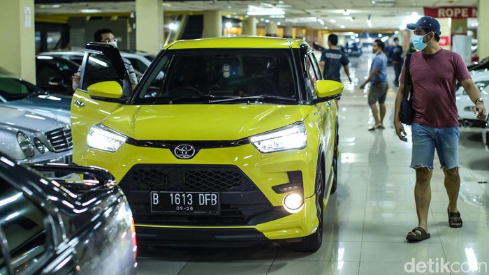Pasar mobil bekas Tanah Air diprediksi mengalami peningkatan di tahun ini. Meskipun saat ini pandemi Covid-19 kembali meningkat, namun hal tersebut dianggap bukan menjadi halangan bagi penjualan mobil bekas di Indonesia, Minggu, 27/2/2022.