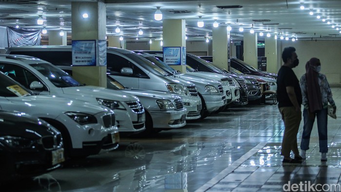 Pasar mobil bekas Tanah Air diprediksi mengalami peningkatan di tahun ini. Meskipun saat ini pandemi Covid-19 kembali meningkat, namun hal tersebut dianggap bukan menjadi halangan bagi penjualan mobil bekas di Indonesia, Minggu, 27/2/2022.