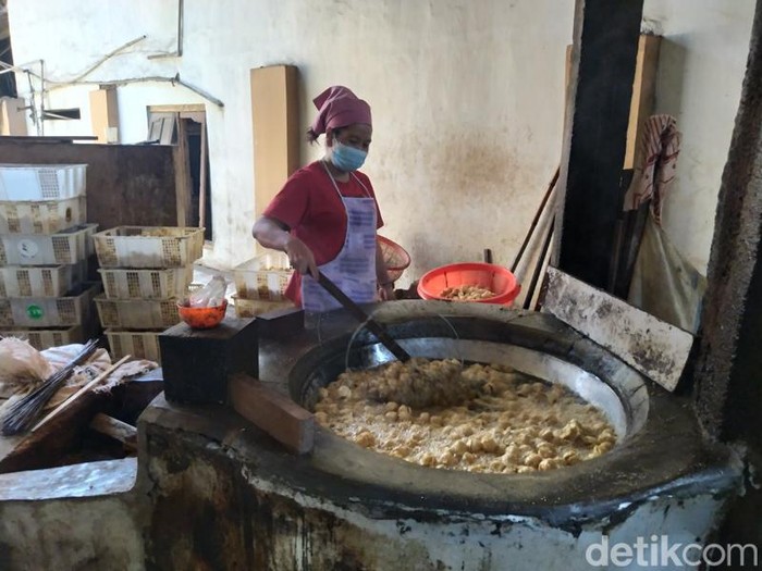 Pekerja Keripik Tahu Larasta sedang berproduksi, Sabtu (26/2/2022).